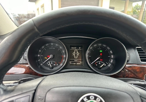 Skoda Superb cena 30000 przebieg: 326000, rok produkcji 2011 z Warszawa małe 277
